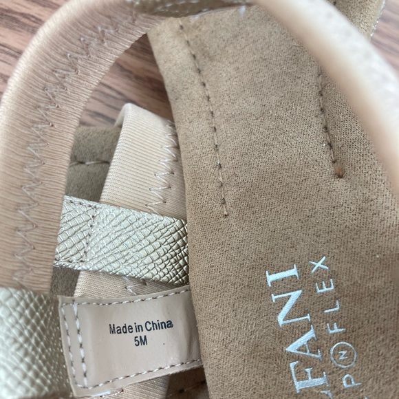 NWOB Alfani Step N Flex Voyage Wedge Sandals Size 6 Champagne T-Strap - Picture 7 of 7